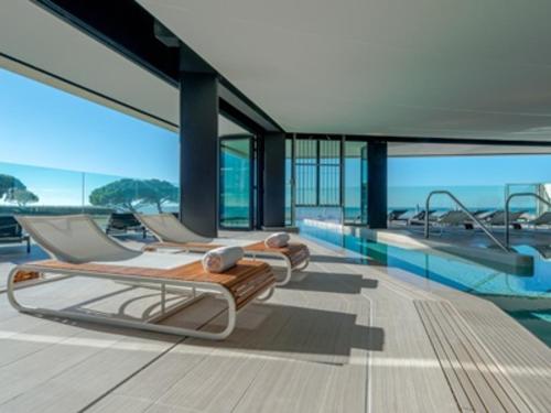 une piscine sur le pont supérieur d'un bâtiment dans l'établissement Appartement T2 à 50m de la plage avec cour, Wifi et équipements bébé – 4 pers, Châtelaillon-Plage - FR-1-535-17, à Châtelaillon-Plage