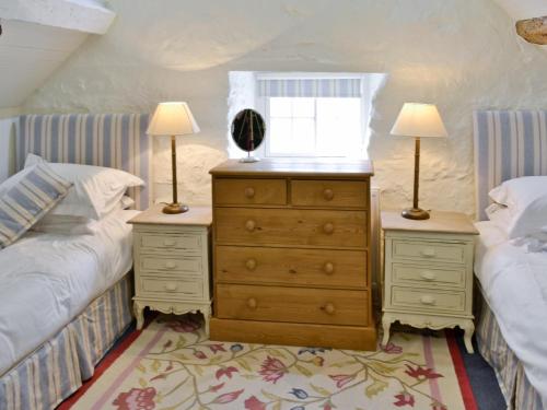 1 Schlafzimmer mit 2 Betten und einer Kommode mit 2 Lampen in der Unterkunft Swiss Cottage in Rievaulx