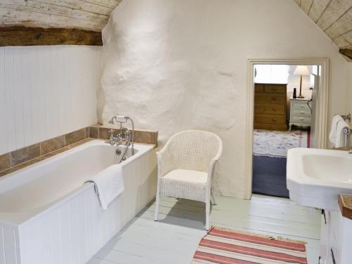 ein Badezimmer mit einer Badewanne und einem Waschbecken in der Unterkunft Swiss Cottage in Rievaulx