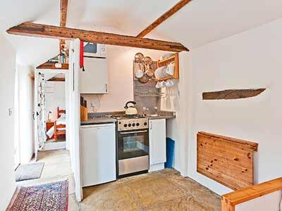 uma cozinha com uma placa de fogão num quarto em Frenchmans - 17625 em Castle Acre
