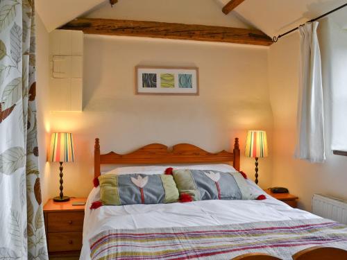sypialnia z łóżkiem z dwoma lampami w obiekcie Frenchmans - 17625 w mieście Castle Acre