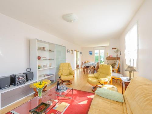 un salon avec un canapé et une table dans l'établissement Maison 6 Pers avec Jardin, Wifi et Parking Privé - FR-1-535-20, à Châtelaillon-Plage