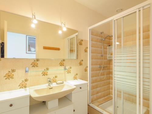 une salle de bain avec un lavabo et une douche dans l'établissement Maison 6 Pers avec Jardin, Wifi et Parking Privé - FR-1-535-20, à Châtelaillon-Plage