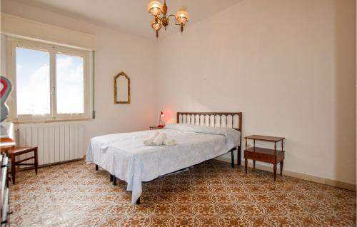 - une chambre avec un lit et une fenêtre dans l'établissement Nice Apartment In Marina Di Castagneto C With Wifi, à Marina di Castagneto Carducci