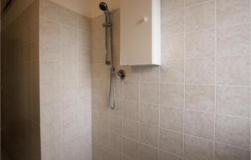 La salle de bains est pourvue d'une douche et d'une armoire blanche. dans l'établissement Nice Apartment In Marina Di Castagneto C With Wifi, à Marina di Castagneto Carducci