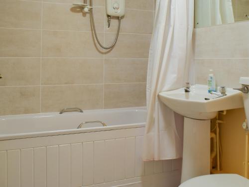 łazienka z umywalką, wanną i toaletą w obiekcie Elm Court 7 w mieście Keswick