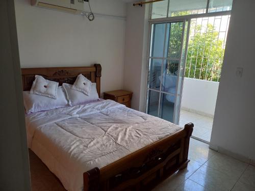 A bed or beds in a room at Cómodo apartamento en el rodadero
