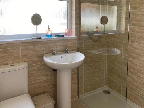 Saint CleerにあるTresco - B6520のバスルーム(洗面台、ガラス張りのシャワー付)