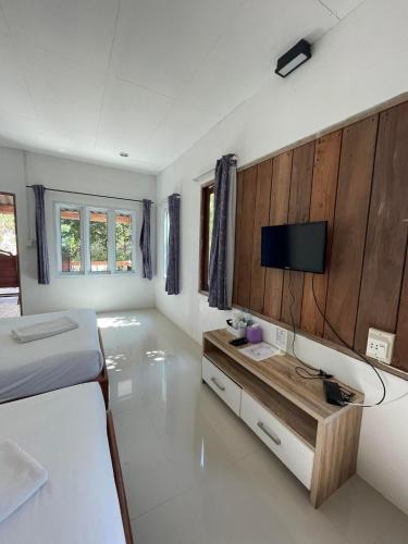 - une chambre avec un lit et un bureau avec une télévision dans l'établissement To sea bed&breakfast by nitipornresort, à Ko Phayam