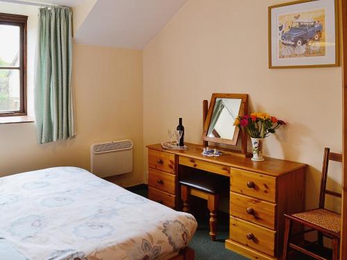 Un pat sau paturi într-o cameră la Cherrytree Cottage - 29937