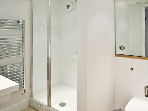 um chuveiro com uma porta de vidro na casa de banho em The Hayloft - Nab em Aynho