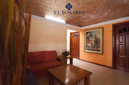 a living room with a couch and a table at Quinta El Rosario maravilloso lugar in Lagos de Moreno