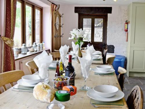 stół jadalny z talerzami i kieliszkami do wina w obiekcie The Bailey w mieście Glasbury