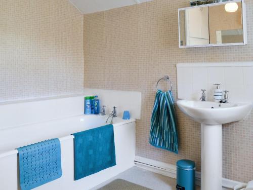 een badkamer met een bad en een wastafel bij Belle Vue-ukc778 in Eggleston