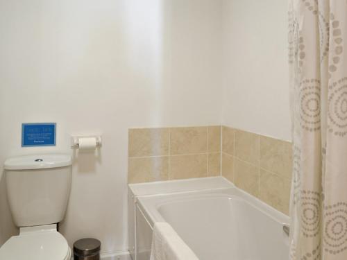フランボローにあるDove Cottage - 25117のバスルーム(バスタブ、トイレ、シャワー付)