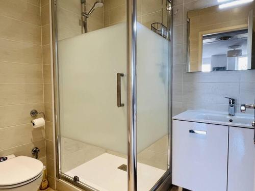 Kúpeľňa v ubytovaní Appartement T2 centre ville, charme ancien, terrasse, Wi-Fi, animal toléré - FR-1-495-117