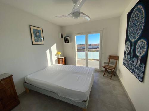 Postel nebo postele na pokoji v ubytování Villa T4 avec piscine résidentielle, 3 chambres, jusqu'à 7 personnes - FR-1-81-578