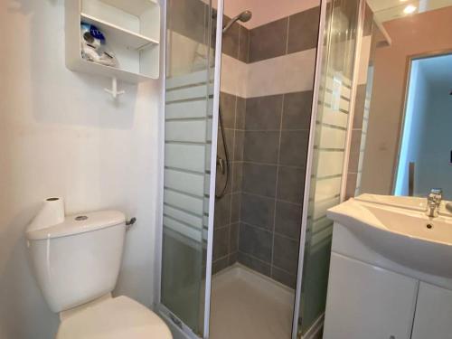 a bathroom with a shower and a toilet and a sink at Villa Leucate, 4 pièces, 7 personnes - FR-1-81-578 in Leucate