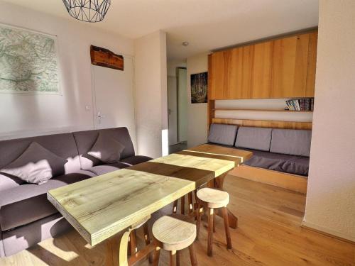 un salon avec une table et un canapé dans l'établissement 2 Pièces Skis aux Pieds - Balcon, Animaux Ok - FR-1-182-253, à Les Allues