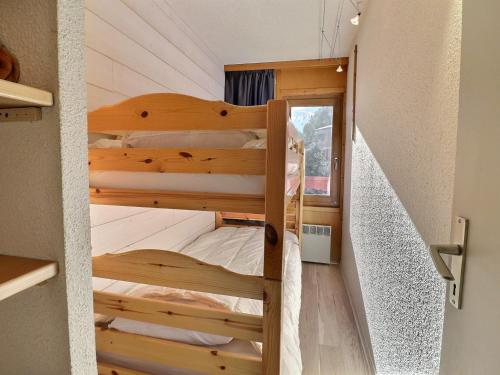 - deux lits superposés dans une petite maison dans l'établissement 2 Pièces Skis aux Pieds - Balcon, Animaux Ok - FR-1-182-253, à Les Allues