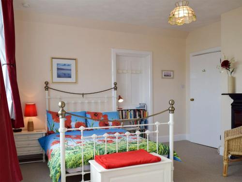 a bedroom with a teddy bear bed in a room at Felix Court in Felixstowe