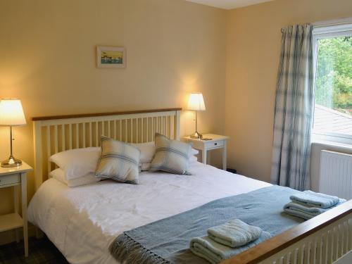 Un pat sau paturi într-o cameră la Burnbank