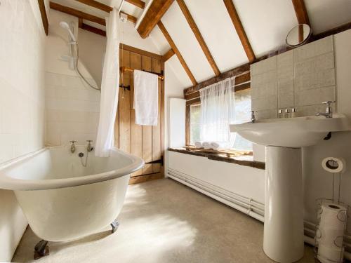 een badkamer met een wastafel en een bad bij Titchbourne Cottage in Clee Saint Margaret