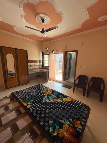 ein Schlafzimmer mit einem großen Bett in einem Zimmer in der Unterkunft Anvi Home Stay in Rishikesh