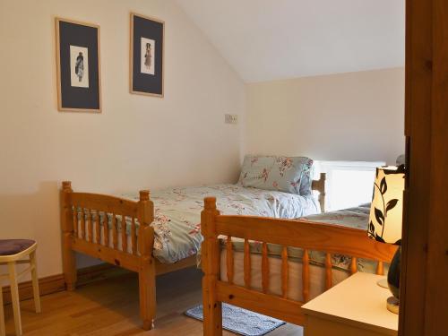 1 dormitorio con 1 cama, 1 cama y 1 ventana en Fawnlea Cottage en Staindrop