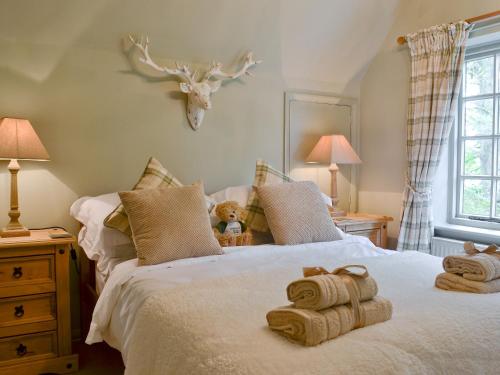 sypialnia z łóżkiem z dwoma ręcznikami w obiekcie Tickton Hall Cottage w mieście Tickton