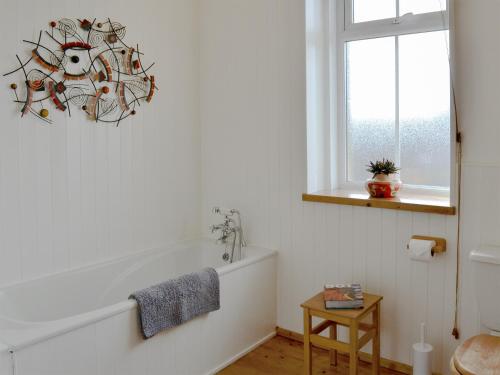 La salle de bains est pourvue d'une baignoire et d'une fenêtre. dans l'établissement Holmlea, à Alnwick