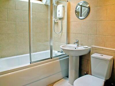 y baño con lavabo, aseo y ducha. en 15 Cairnbaan Cottage, en Cairnbaan