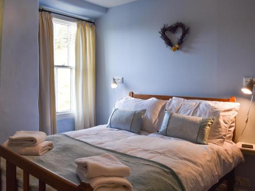 sypialnia z łóżkiem z ręcznikami w obiekcie Letterbox Cottage w mieście Far Sawrey