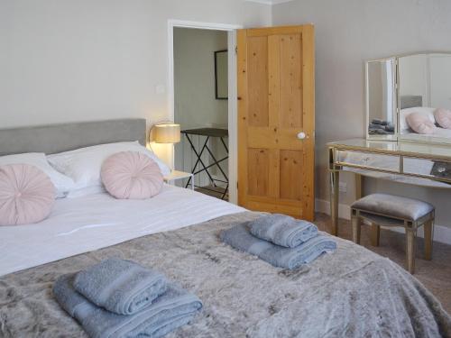 ケンブリッジにあるStockwell Streetのベッドルーム1室(ピンクの枕とデスク付)