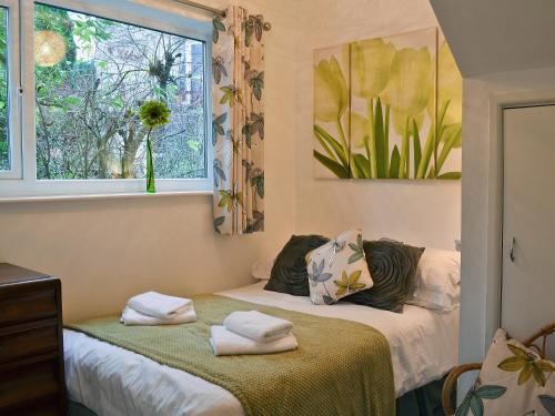 um quarto com 2 camas e uma janela em Lake View em Bowness-on-Windermere