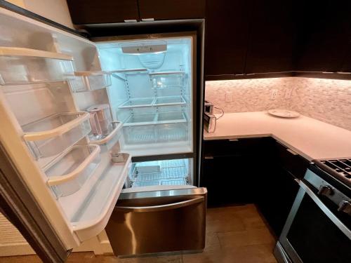 コマースにあるRomantic Luxury Condo w/ Washer & Dryerの空の冷蔵庫(キッチン内のドア開閉可)
