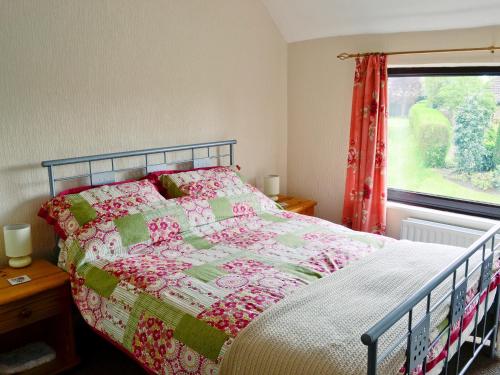 Кровать или кровати в номере White Cottage