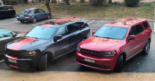 dos autos estacionados uno al lado del otro en un estacionamiento en Przystań Sandomierz en Sandomierz