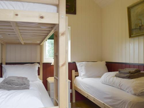 1 Schlafzimmer mit 2 Etagenbetten und einem Fenster in der Unterkunft Wilby Halt-ukc712 in Wetheringsett