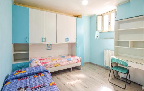- une chambre avec un lit, un bureau et une chaise dans l'établissement 2 Bedroom Cozy Home In Serra San Bruno, à Serra San Bruno
