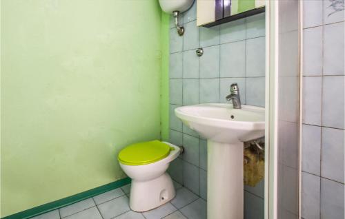 La salle de bains est pourvue de toilettes jaunes et d'un lavabo. dans l'établissement 2 Bedroom Cozy Home In Serra San Bruno, à Serra San Bruno