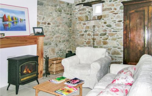Ruang duduk di Awesome Home In Quemper Guezennec