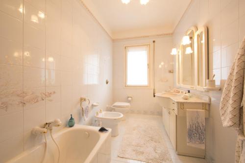 y baño con bañera, aseo y lavamanos. en B&B Le Tre Grazie, en San Martino di Lupari