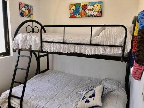 1 dormitorio con 2 literas en una habitación en Best View of Pimentel en Pimentel
