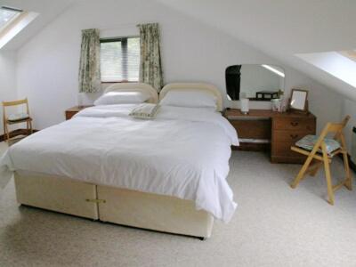 布雷思韋特的住宿－傑貝爾卡瑟旅館，一间卧室配有一张床、一张书桌和一面镜子