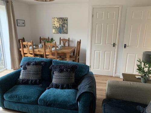 Posezení v ubytování Kirkby House, 3 bedroom, sleeps up to 7 with sofa bed, holiday, corporate, contractor stays