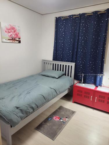 - une chambre avec un lit et une fenêtre avec des étoiles dans l'établissement On the main street of HBC #4, à Séoul