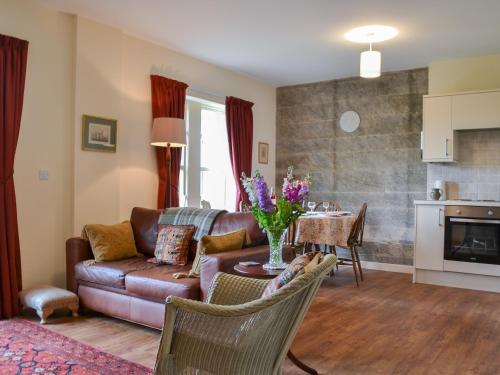 uma sala de estar com um sofá e uma mesa em Quartermasters em Brancepeth