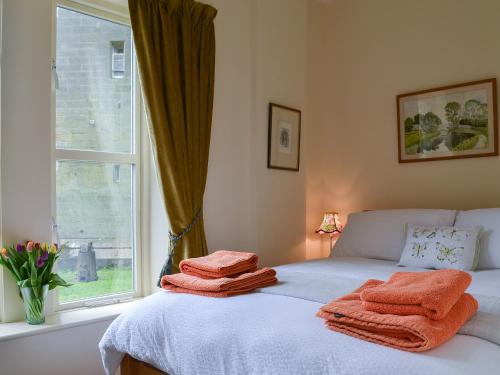 um quarto com uma cama com toalhas em Quartermasters em Brancepeth