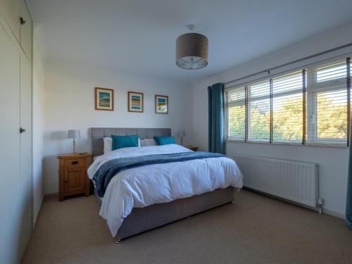 Un dormitorio con una cama grande y una ventana en Greenridge, en Totland